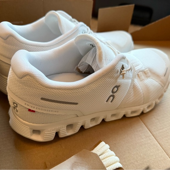 On Running White Sneakers Minimalist Design Everyday Wear - Picture 6 of 12